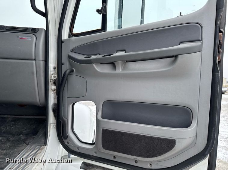 image for item DW2470 2007 Freightliner Cascadia semi truck