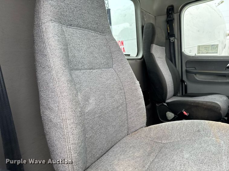 image for item DW2470 2007 Freightliner Cascadia semi truck