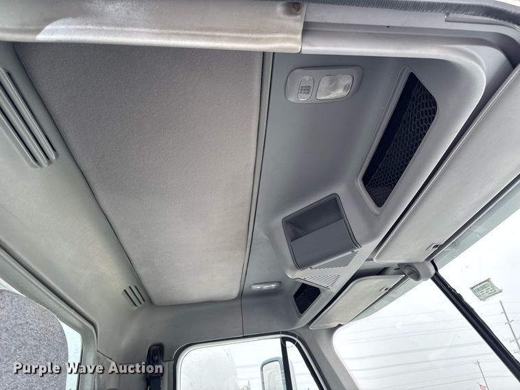 image for item DW2470 2007 Freightliner Cascadia semi truck