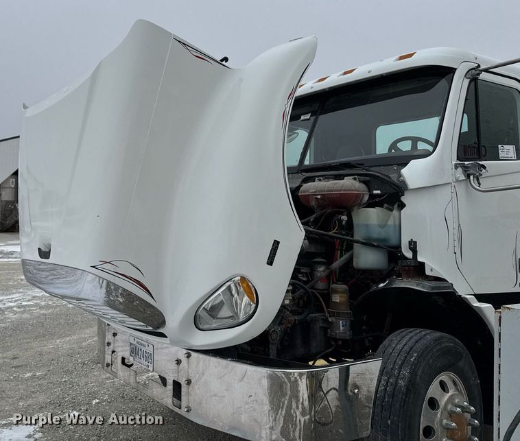 image for item DW2470 2007 Freightliner Cascadia semi truck