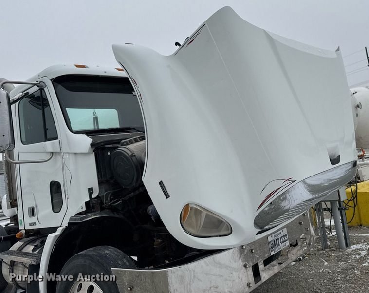 image for item DW2470 2007 Freightliner Cascadia semi truck