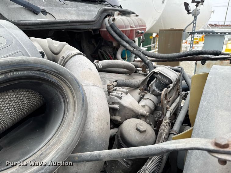 image for item DW2470 2007 Freightliner Cascadia semi truck