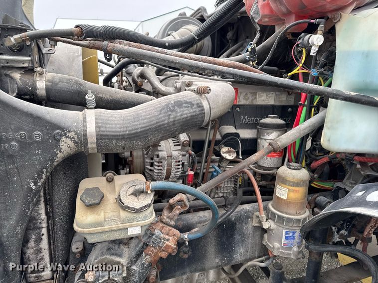 image for item DW2470 2007 Freightliner Cascadia semi truck