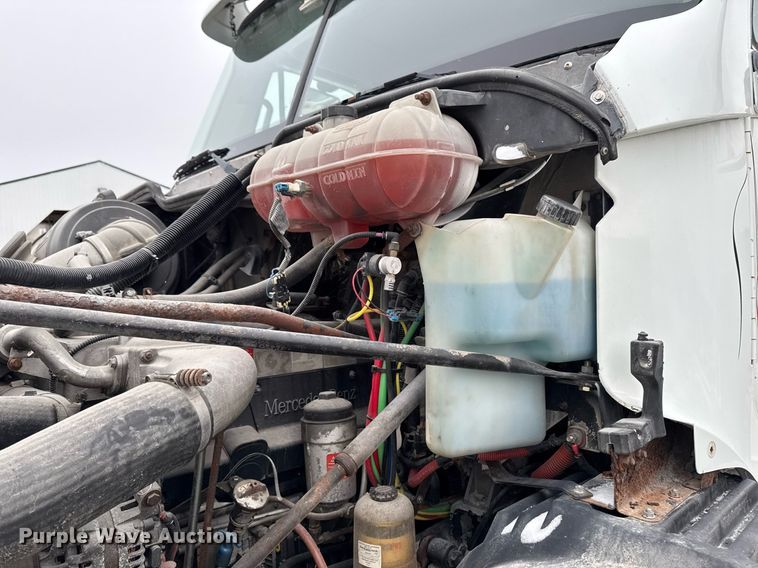 image for item DW2470 2007 Freightliner Cascadia semi truck