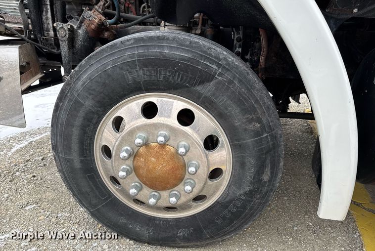 image for item DW2470 2007 Freightliner Cascadia semi truck