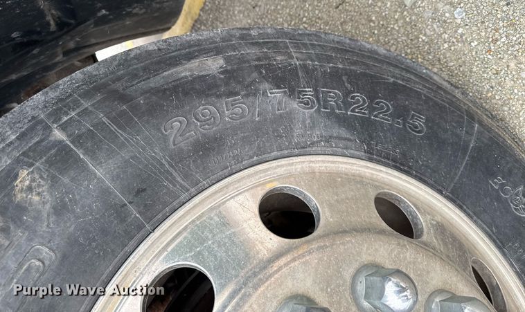 image for item DW2470 2007 Freightliner Cascadia semi truck