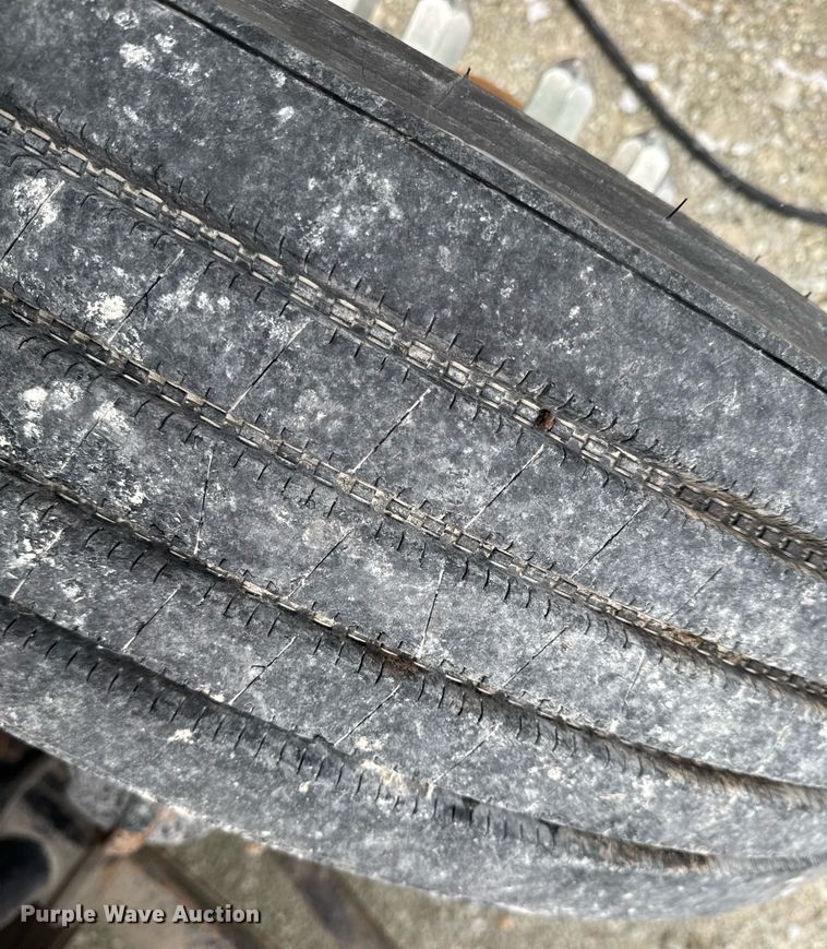 image for item DW2470 2007 Freightliner Cascadia semi truck