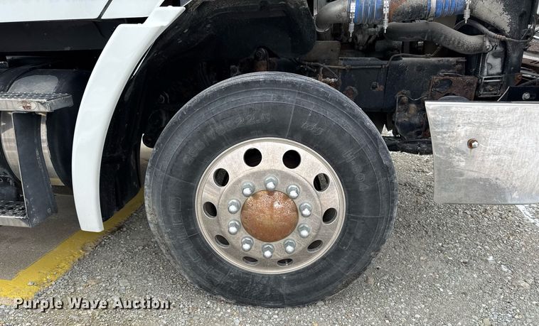 image for item DW2470 2007 Freightliner Cascadia semi truck