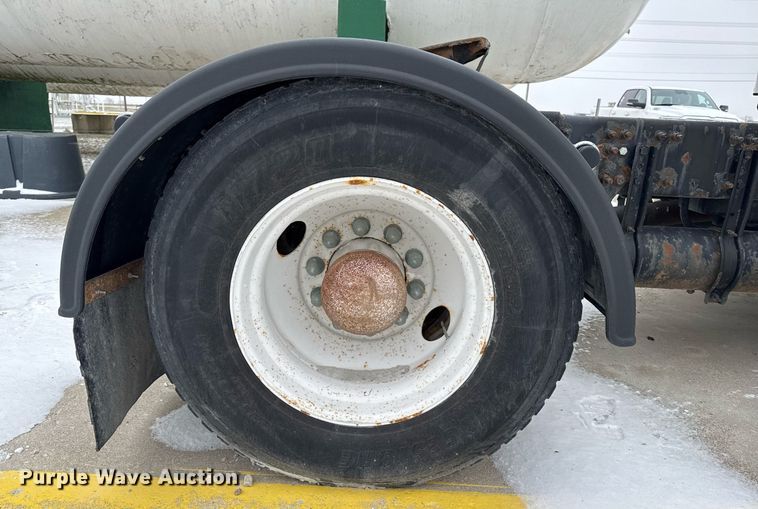 image for item DW2470 2007 Freightliner Cascadia semi truck