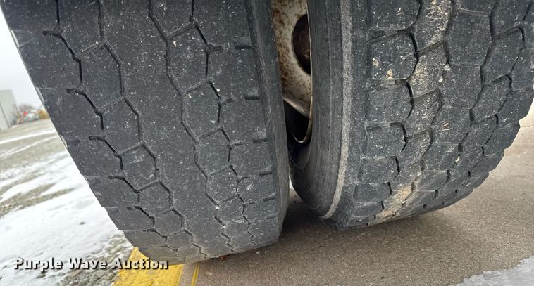 image for item DW2470 2007 Freightliner Cascadia semi truck