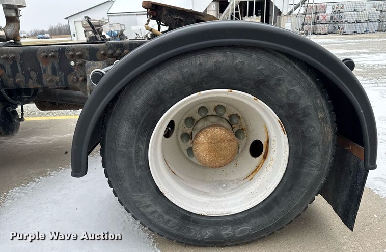 image for item DW2470 2007 Freightliner Cascadia semi truck