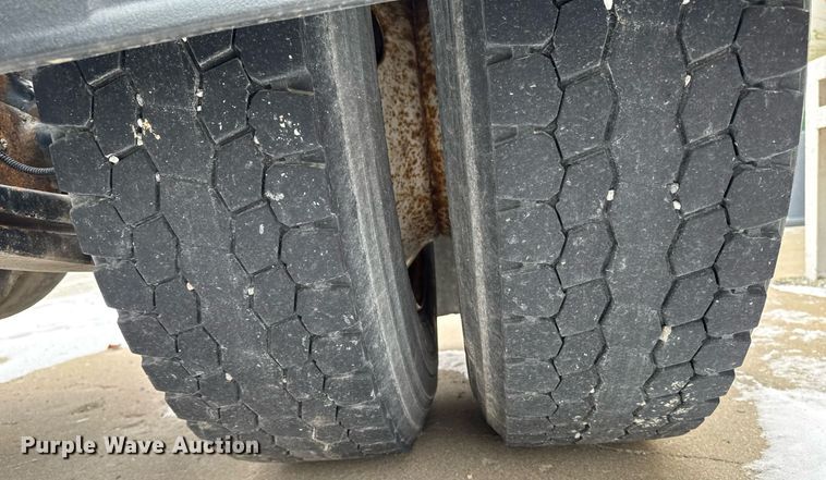 image for item DW2470 2007 Freightliner Cascadia semi truck