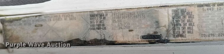 image for item DW2470 2007 Freightliner Cascadia semi truck