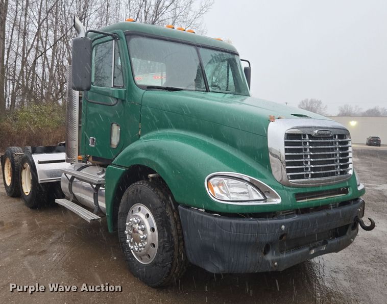 image for item DX1561 2009 Freightliner Columbia semi truck