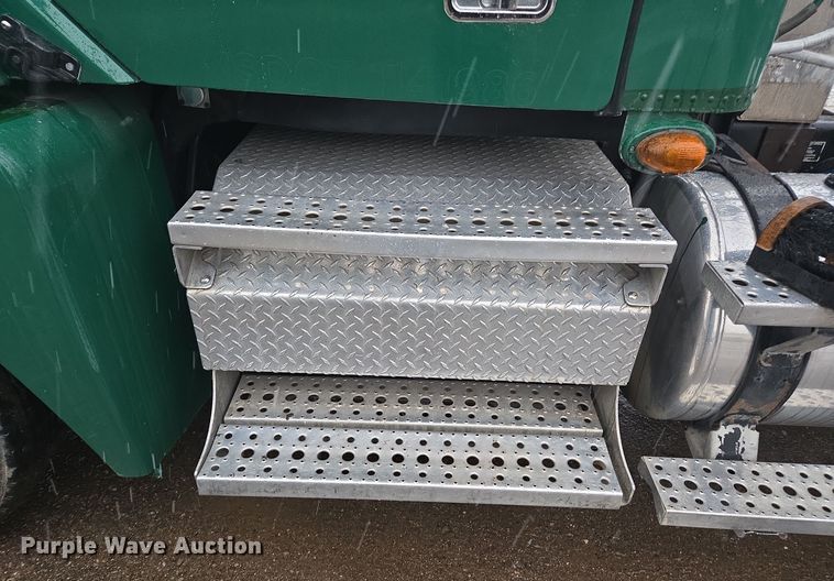 image for item DX1561 2009 Freightliner Columbia semi truck