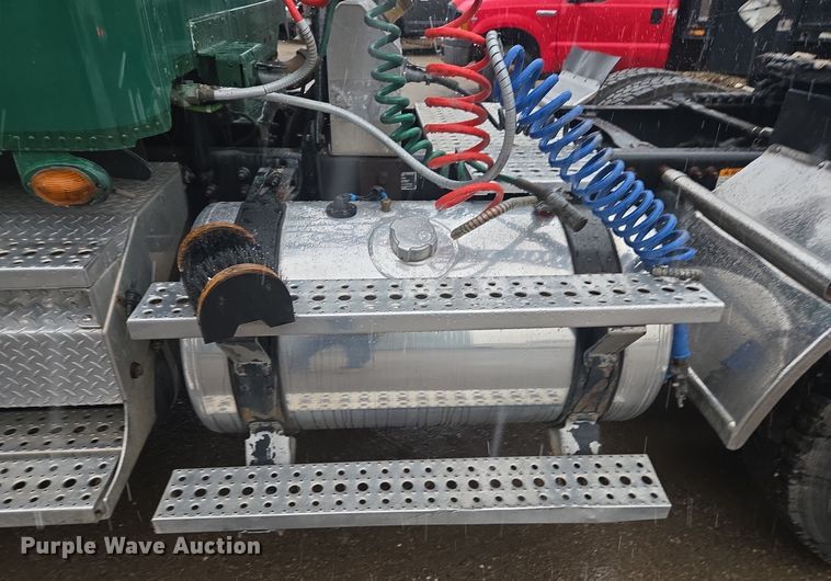 image for item DX1561 2009 Freightliner Columbia semi truck