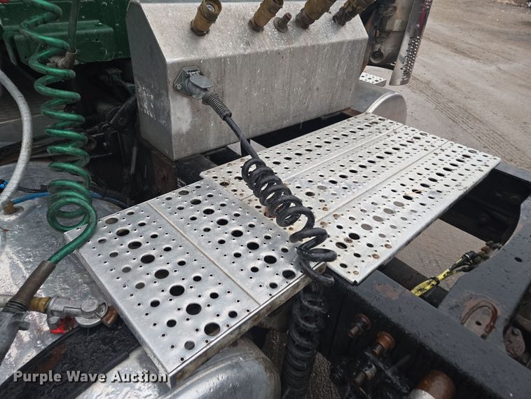 image for item DX1561 2009 Freightliner Columbia semi truck