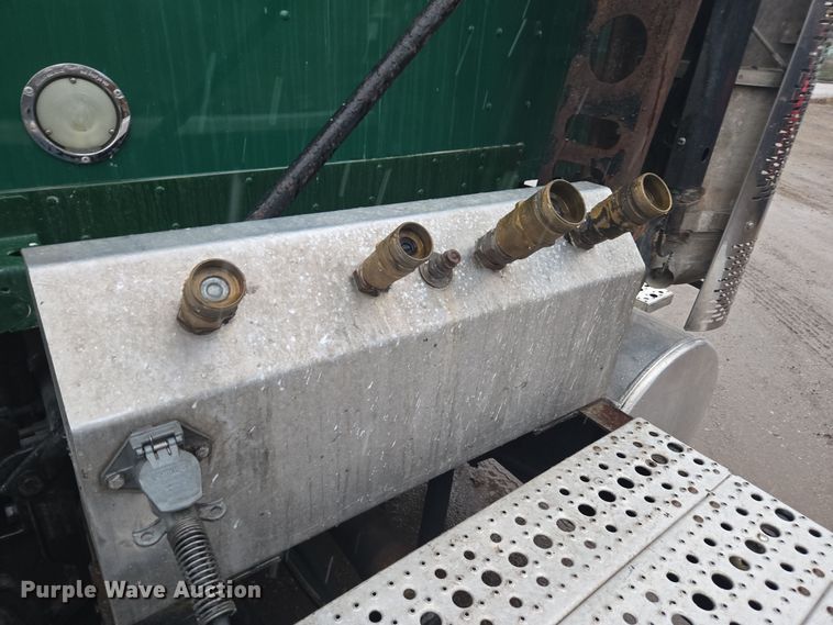 image for item DX1561 2009 Freightliner Columbia semi truck