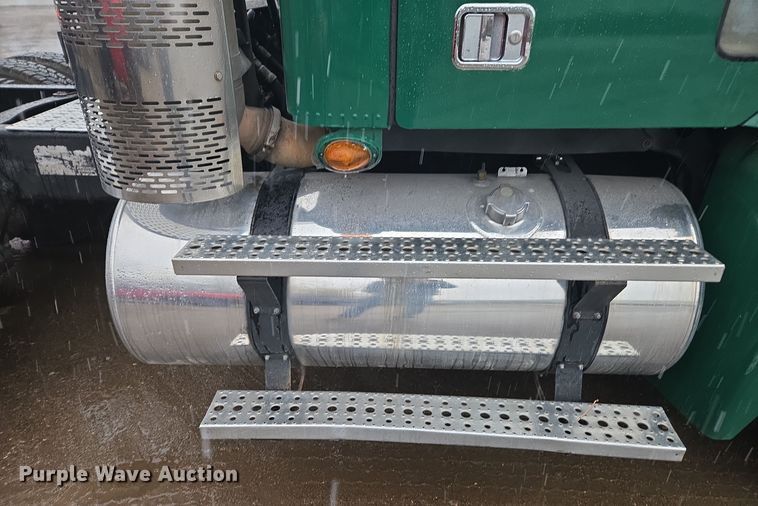 image for item DX1561 2009 Freightliner Columbia semi truck