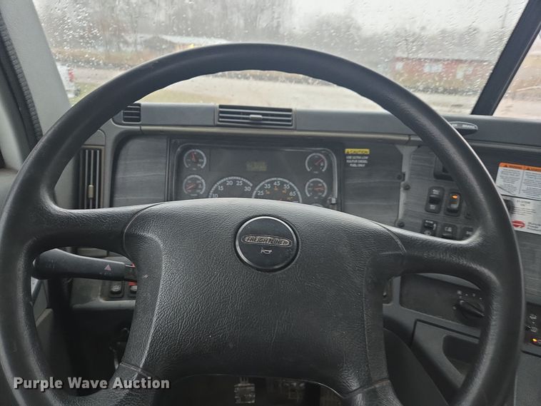 image for item DX1561 2009 Freightliner Columbia semi truck