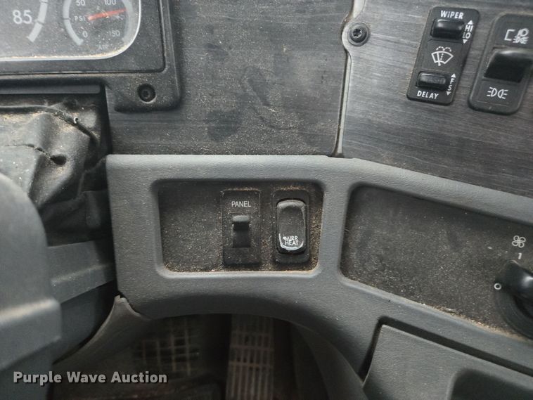 image for item DX1561 2009 Freightliner Columbia semi truck