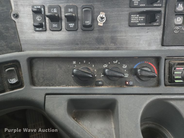 image for item DX1561 2009 Freightliner Columbia semi truck