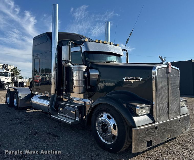image for item EG2342 2007 Kenworth W900 semi truck