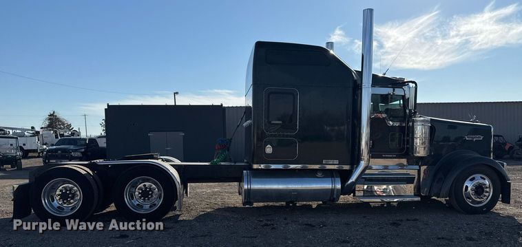 image for item EG2342 2007 Kenworth W900 semi truck