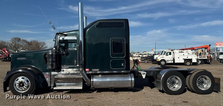image for item EG2342 2007 Kenworth W900 semi truck