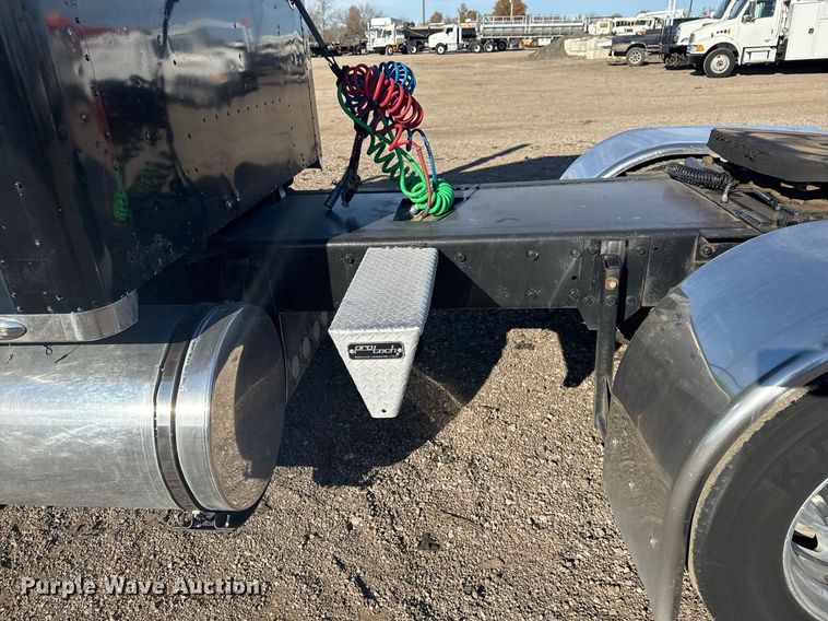 image for item EG2342 2007 Kenworth W900 semi truck