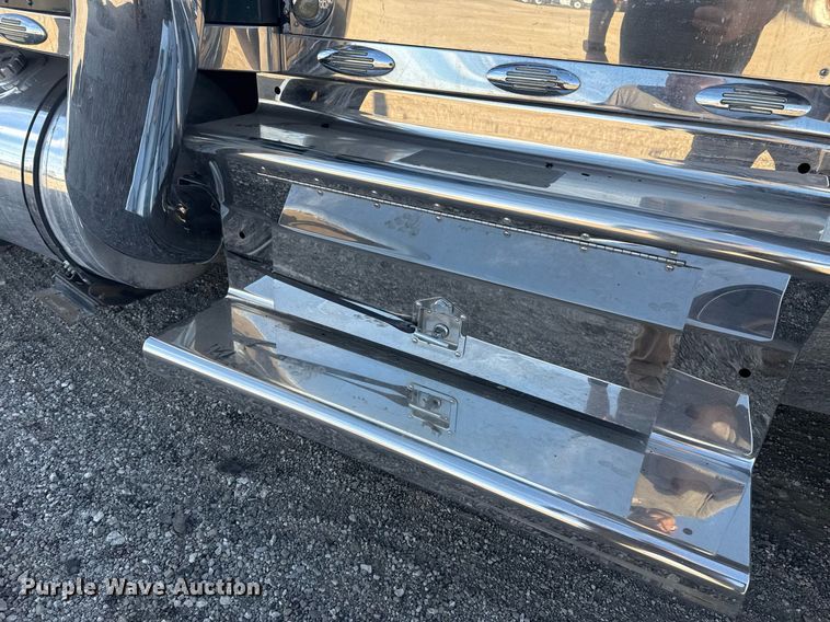 image for item EG2342 2007 Kenworth W900 semi truck