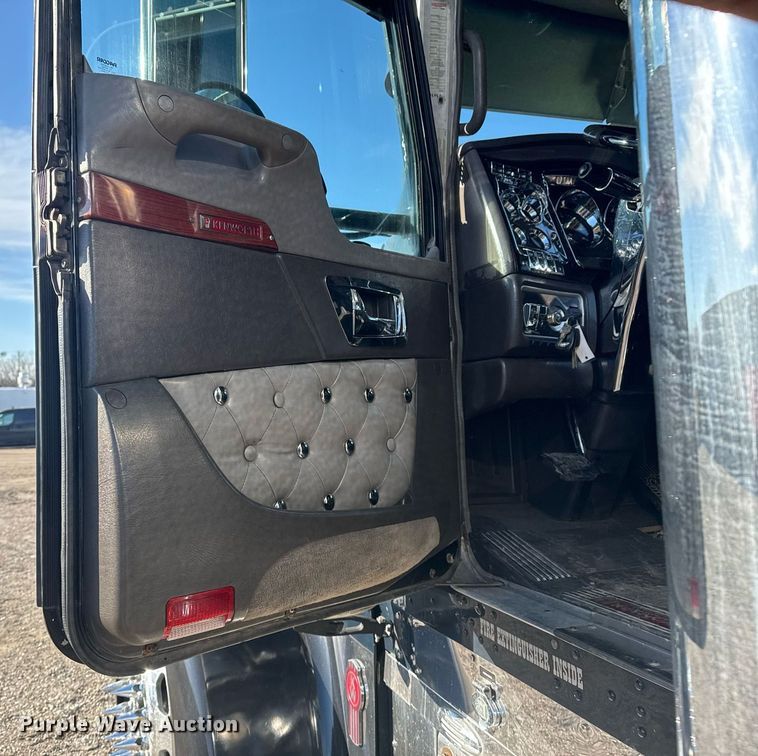 image for item EG2342 2007 Kenworth W900 semi truck