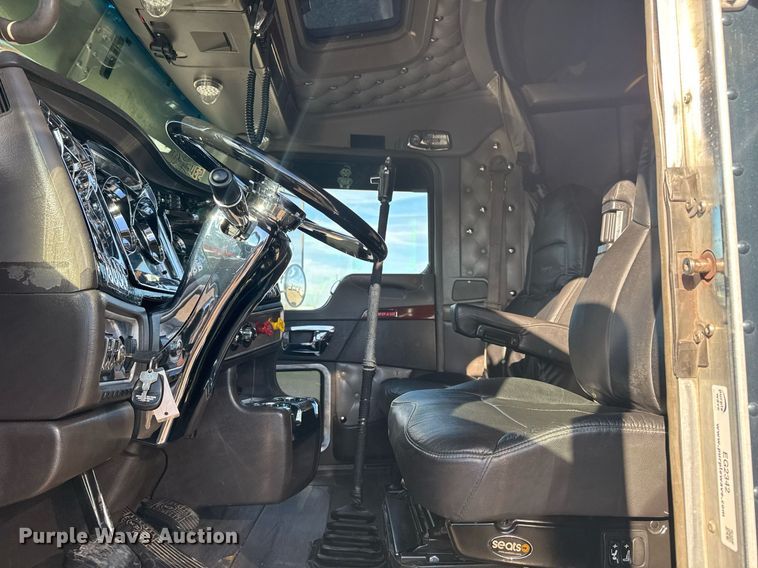 image for item EG2342 2007 Kenworth W900 semi truck