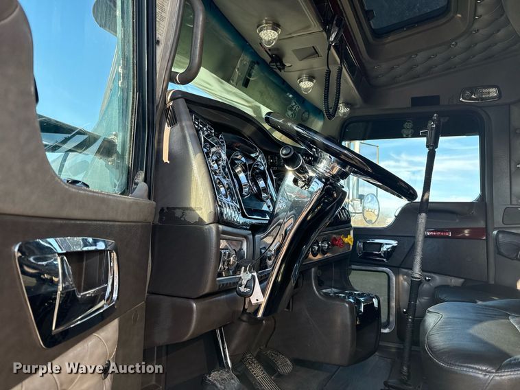 image for item EG2342 2007 Kenworth W900 semi truck