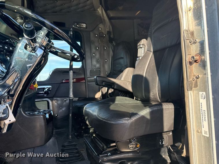 image for item EG2342 2007 Kenworth W900 semi truck