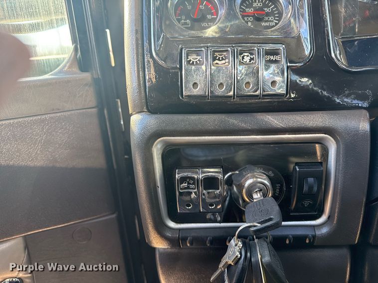 image for item EG2342 2007 Kenworth W900 semi truck