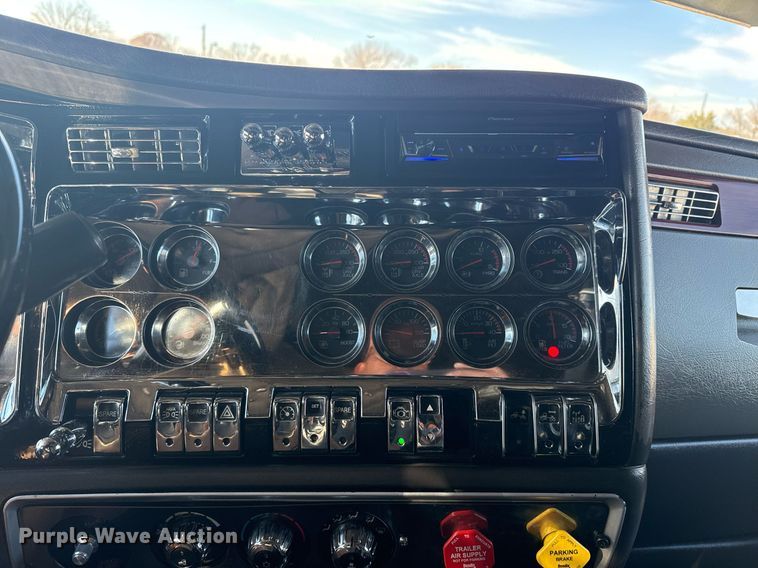 image for item EG2342 2007 Kenworth W900 semi truck