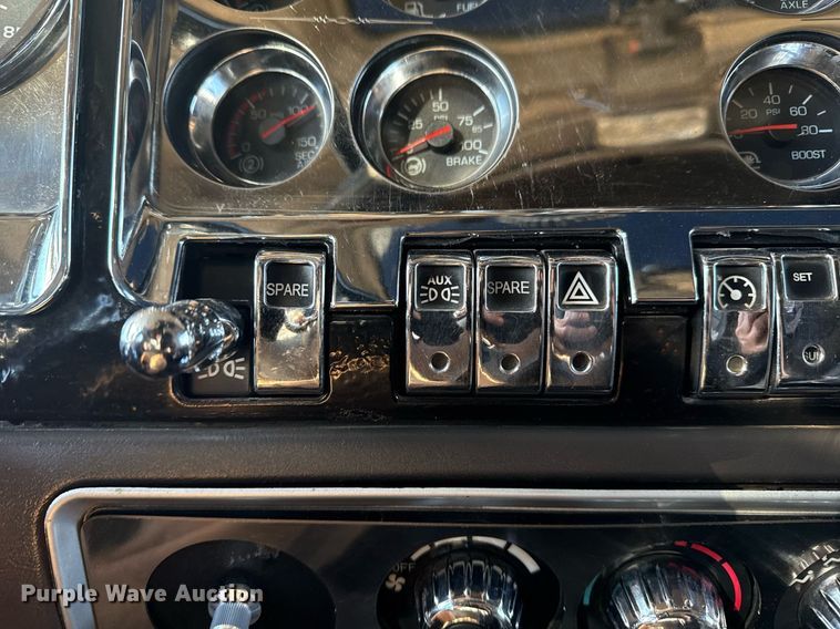 image for item EG2342 2007 Kenworth W900 semi truck