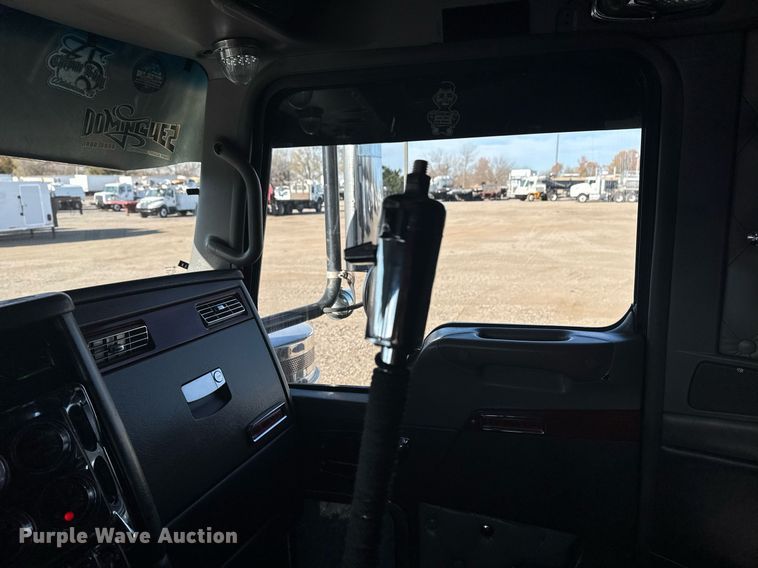 image for item EG2342 2007 Kenworth W900 semi truck