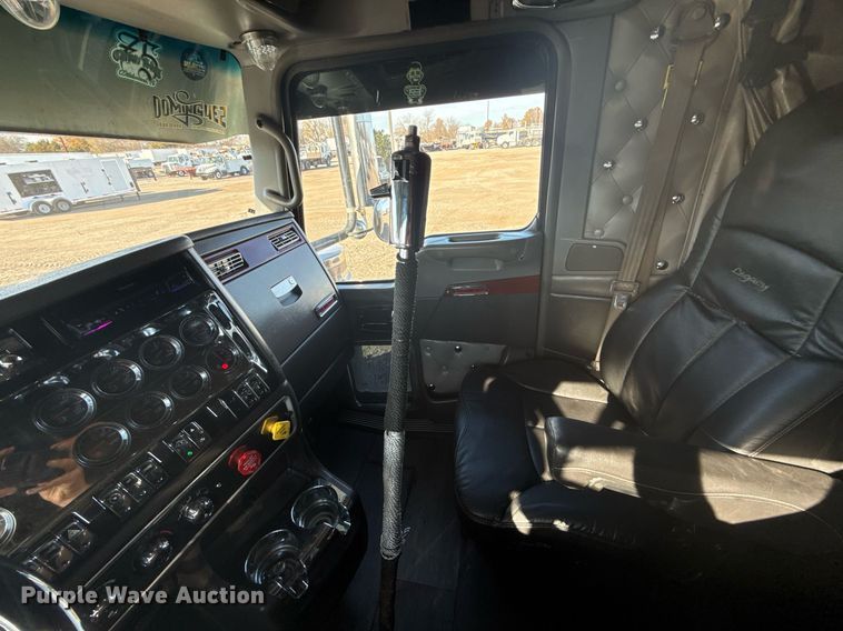 image for item EG2342 2007 Kenworth W900 semi truck