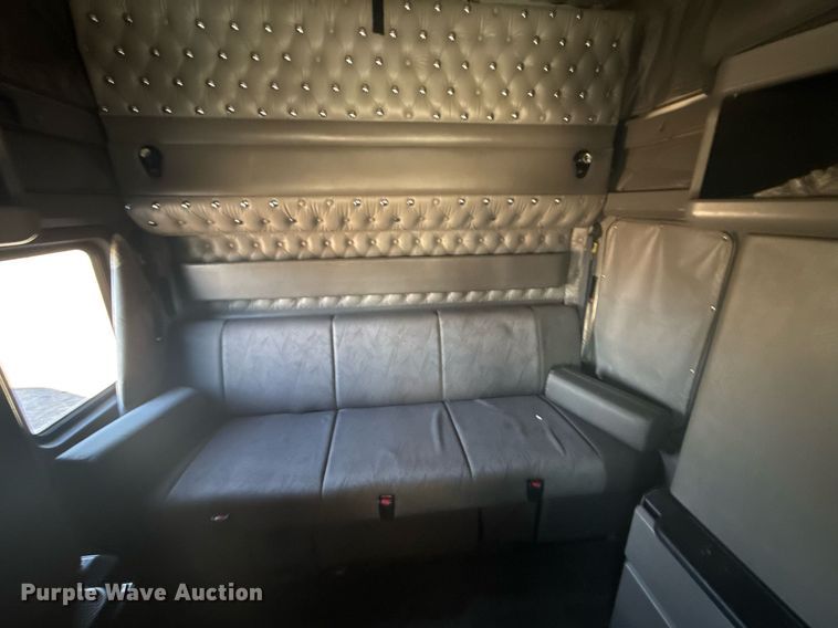 image for item EG2342 2007 Kenworth W900 semi truck