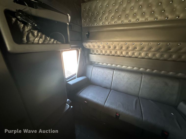 image for item EG2342 2007 Kenworth W900 semi truck