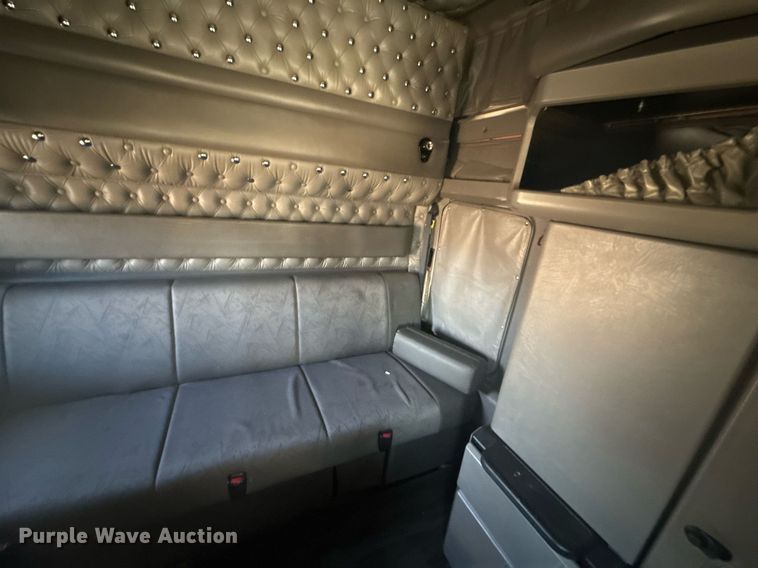 image for item EG2342 2007 Kenworth W900 semi truck