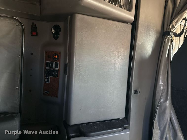 image for item EG2342 2007 Kenworth W900 semi truck