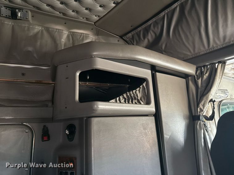 image for item EG2342 2007 Kenworth W900 semi truck