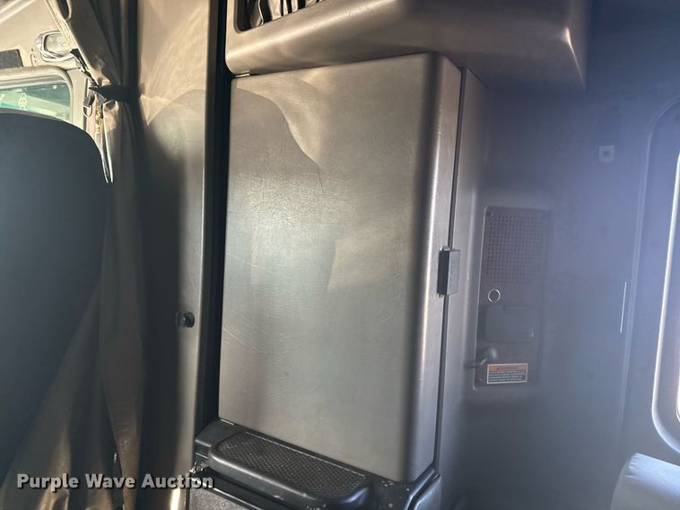 image for item EG2342 2007 Kenworth W900 semi truck