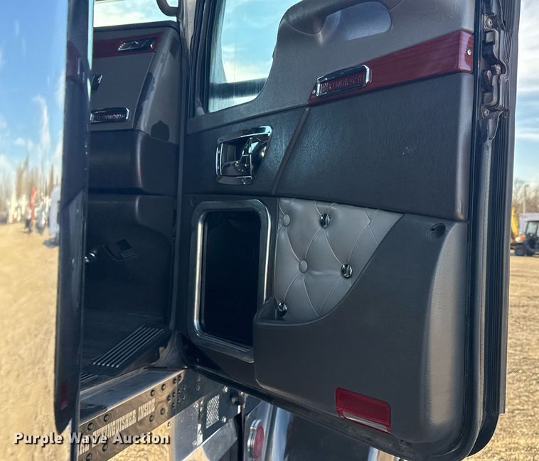 image for item EG2342 2007 Kenworth W900 semi truck