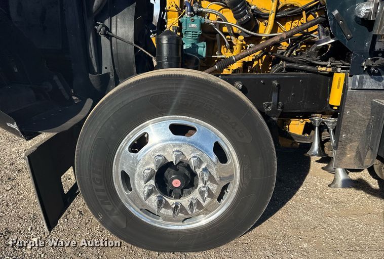 image for item EG2342 2007 Kenworth W900 semi truck