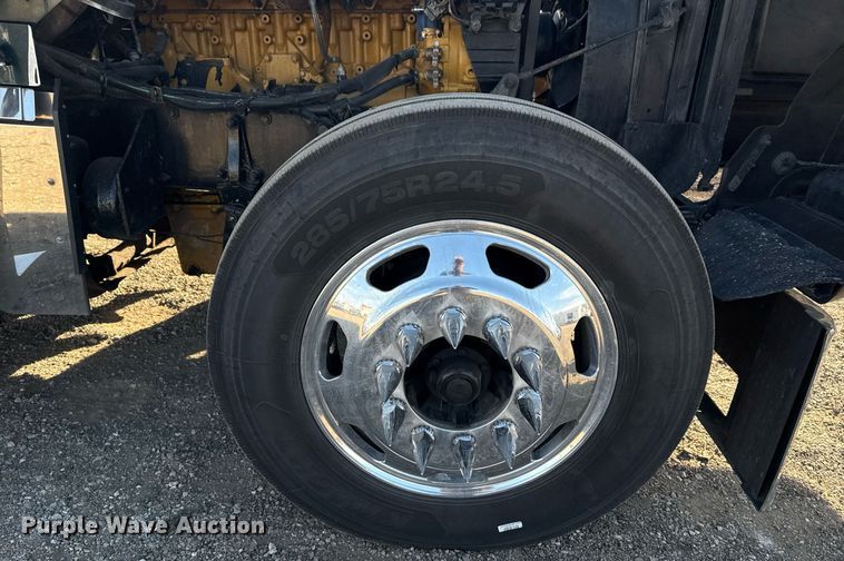 image for item EG2342 2007 Kenworth W900 semi truck