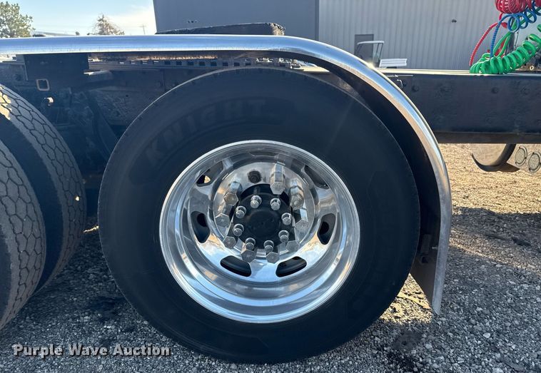 image for item EG2342 2007 Kenworth W900 semi truck